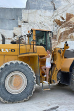 Load image into Gallery viewer, Marble Tour / Private Jeep for 8 people + aperitif in the quarry
